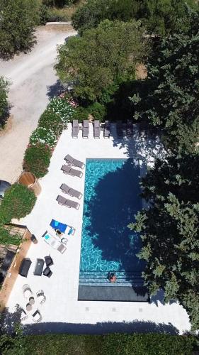 an overhead view of a swimming pool with chaises and chairs at Le Mas Saint Donat in Sainte-Maxime
