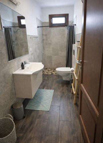 a bathroom with a sink and a toilet at Casa Zeralda, privater Pool in Budoni