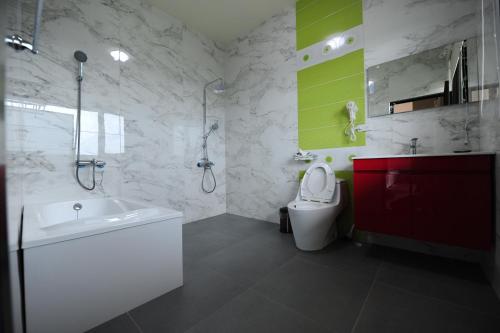 ein Badezimmer mit Waschbecken, Toilette und Dusche in der Unterkunft PS Minshuku in Jian