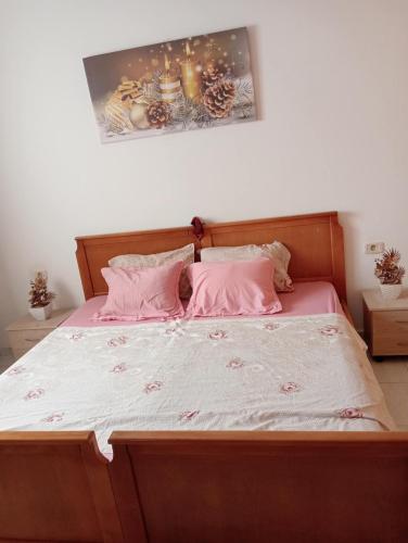 a bed with pink sheets and pink pillows at Maison au rez-de-chaussée à Mahdia rejiche in Mahdia