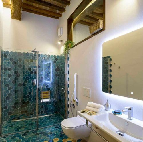 a bathroom with a shower and a toilet and a sink at Domus Calzolari in Gubbio