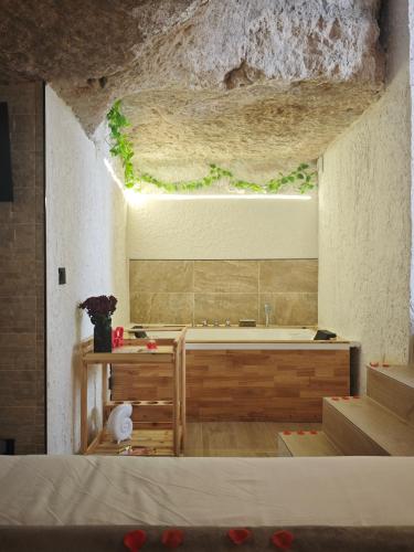 a bathroom with a bath tub in a cave at Amonite in Alcalá del Júcar