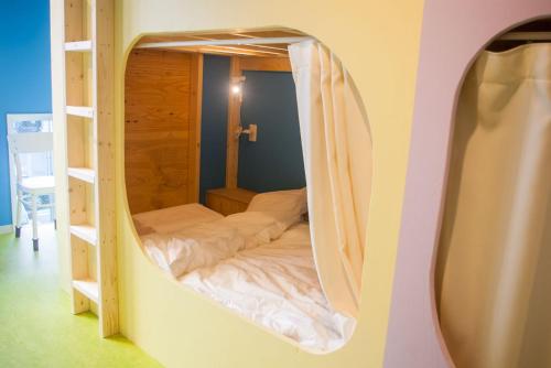 Giường trong phòng chung tại Picnic Hostel Osaka