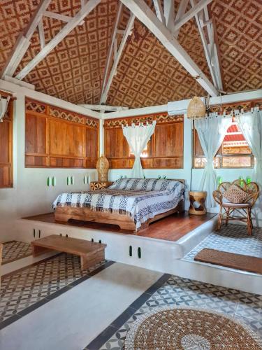 a bedroom with a large bed in a room at Manoa Kei Boutique Villas in Letman