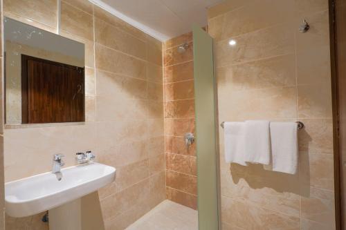 a bathroom with a sink and a shower at فندق الخلفاء الماسى الفندقيه in Mecca
