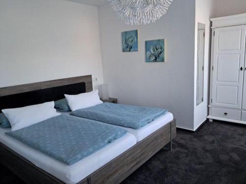 a bedroom with a large bed in a room at Op-England-I-mit-Terrasse-grossem-Garten in Nordstrand