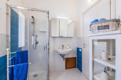 a bathroom with a shower and a sink at Villa Le Sterlizie in Castellammare del Golfo