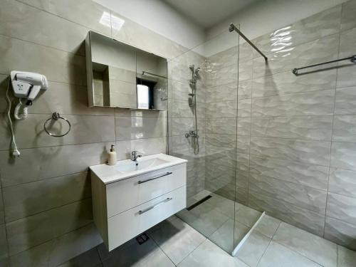 a bathroom with a sink and a shower at Calyra Aparthotel 12 SELF CHECK-IN #Otopeni #Airport #Therme #Bucharest in Otopeni
