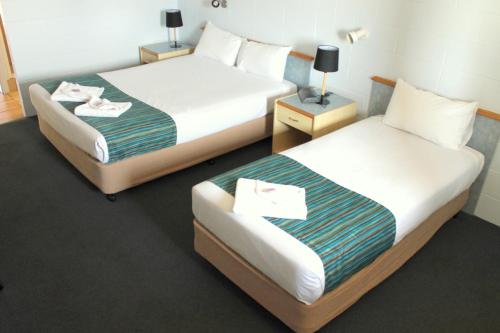 En eller flere senge i et værelse på Rocky Glen Hotel Motel Gladstone