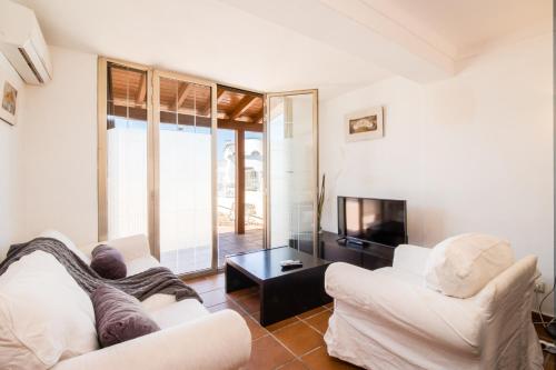 5 BEDROOMS, 3 BATHROOMS, 15M MOORING, PRIVATE POOl