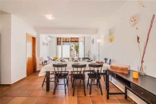 5 BEDROOMS, 3 BATHROOMS, 15M MOORING, PRIVATE POOl