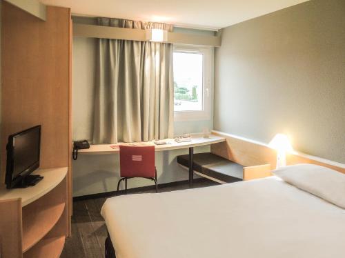 Ένα ή περισσότερα κρεβάτια σε δωμάτιο στο ibis Dieppe Le Val Druel