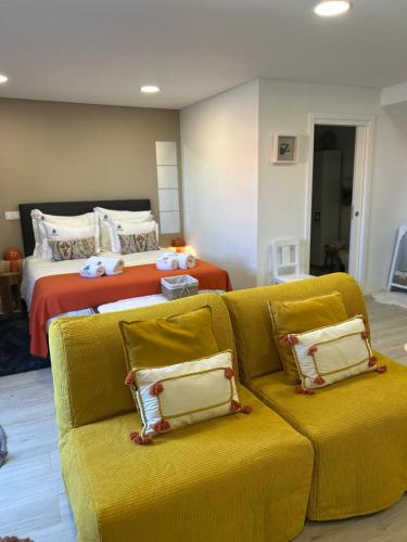 a living room with a couch and a bed at Casa da Zéfinha - STUDIO in Cinfães