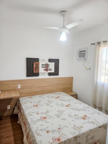 a bedroom with a bed and a ceiling fan at Apto Completo com Conforto e Garagem Proximo a USP e HC in Ribeirão Preto