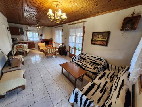 Peaceful 2-bedroom house 800m from beach