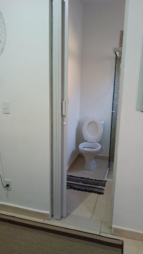 a bathroom with a toilet in a bathroom stall at Quartos Viracopos independente in Campinas