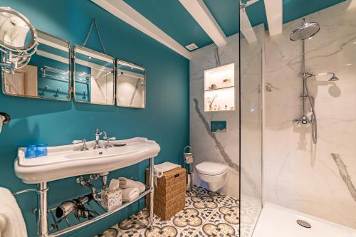 a bathroom with a sink and a shower at Le B Cottage & SPA Privé in Riquewihr