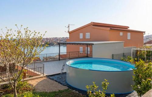 Lovely Apartment In Okrug Gornji