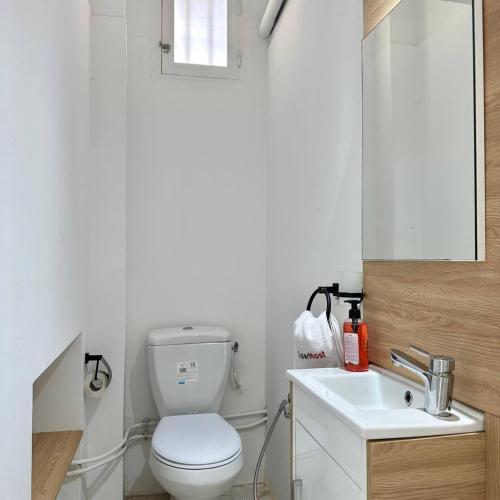 a small bathroom with a toilet and a sink at Maison Azur la Marsa plage in Tunis