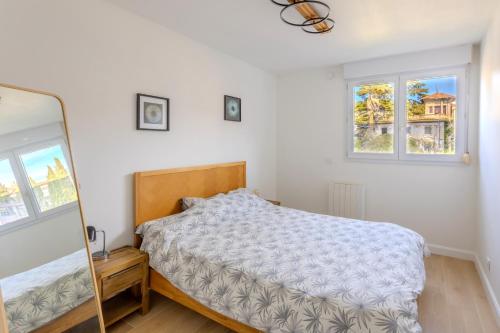 a bedroom with a bed and a mirror at Le Clos de Vallaurias in Vallauris