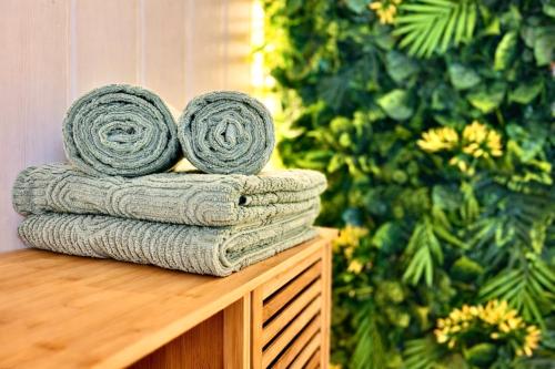 a stack of towels sitting on top of a table at " Verdun Paradise " Jardin - Salle de Sport - Salle de Jeux in Verdun-sur-Garonne