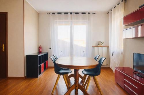 a dining room table and chairs in a room at Orio Relax&Fly in Grassobbio