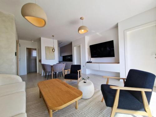SEA STONE Sea-View Apartment with Private Garden & Terrace