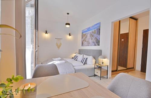 Sunset Apartments - Słoneczne studio dla dwóch osób jedynie 300m od plaży