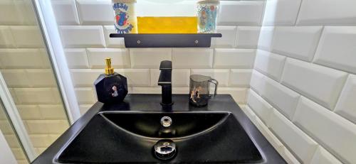 a kitchen sink with a faucet on a counter at B&B immersif La Chambre de Ratatouille 10 min Disney in Isles-lès-Villenoy