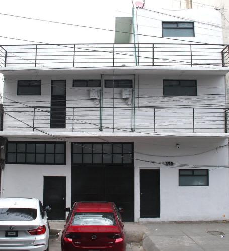 a red car parked in front of a building at Oceania 198 cerca del Aeropuerto CDMX y Estadio GNP in Mexico City
