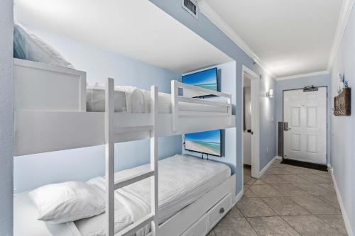 Pelican Beach Resort 504 photo 11