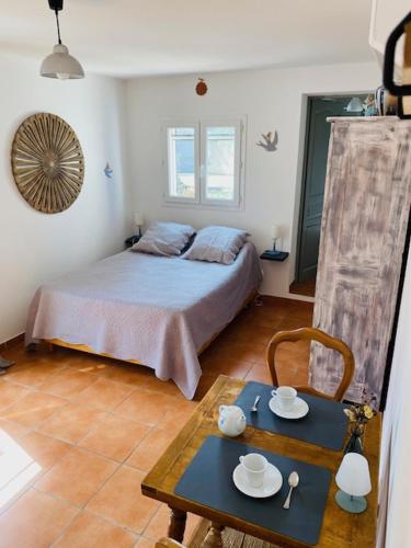a bedroom with a bed and a table and a table sidx sidx sidx at Studio Chez Joelle in Carpentras