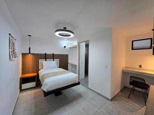 a bedroom with a bed and a table and a chair at Oceania 198 cerca del Aeropuerto CDMX y Estadio GNP in Mexico City