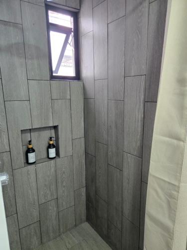 a bathroom with a shower with two soap dispensers at Oceania 198 cerca del Aeropuerto CDMX y Estadio GNP in Mexico City