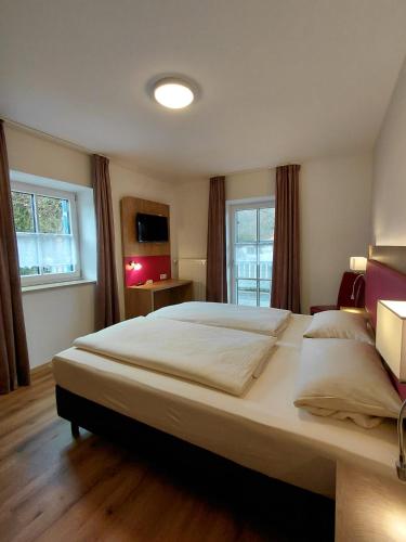 a bedroom with a large bed in a room at Pension Alter Wirt in Enkering