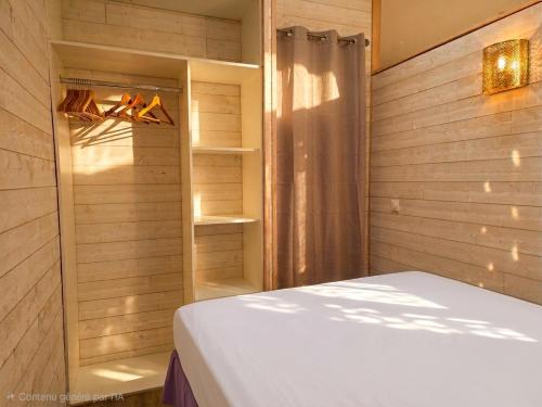 a bedroom with a bed and a closet at Maisonnette privative Bassin Arcachon in Le Teich