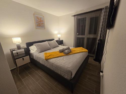 a bedroom with a bed with a yellow blanket on it at Apartamento La Villa del Castillo in El Rodeo