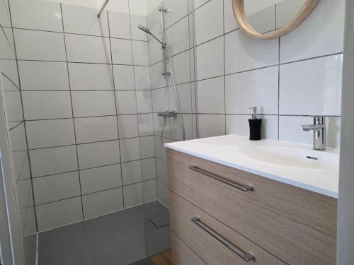 a bathroom with a sink and a shower at Maisonnette privative Bassin Arcachon in Le Teich