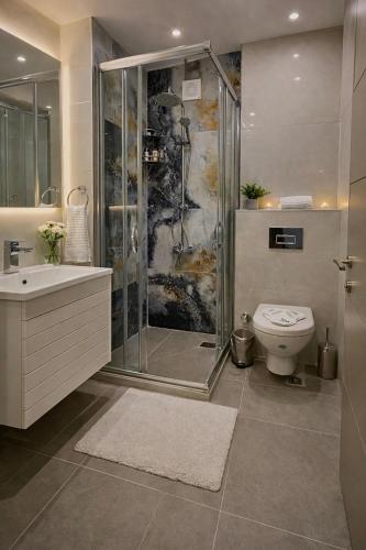 a bathroom with a shower and a toilet at Villa Nuri Konaklama in Çiftlik