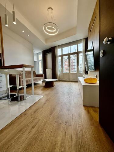 AGAIN 2 Downtown Premium Suite with Parking