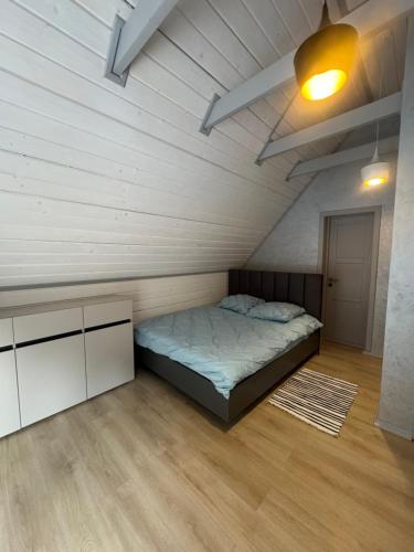 a bedroom with a bed in a room at Вича апартаменти in Sasivka