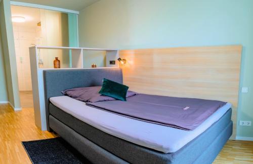 ein Bett in einem Zimmer mit einem Bettschutz in der Unterkunft Boutique-Hotel Con4rent in Kirchheim unter Teck