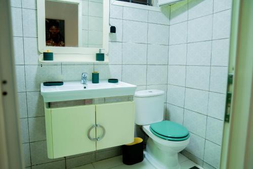 a white bathroom with a toilet and a sink at Suite Kimia - Chic T2, Rue Des Jardins, Cocody, Vallon, Abidjan in Abidjan