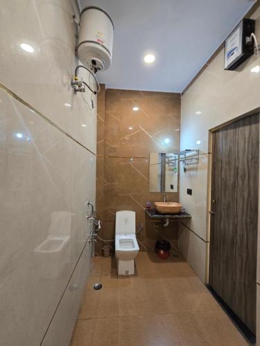 a bathroom with a toilet and a sink at prabh aasra in Ayodhya