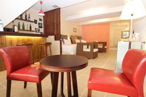 a room with a table and chairs and a living room at 小島旅店Island Inn in Nanwan