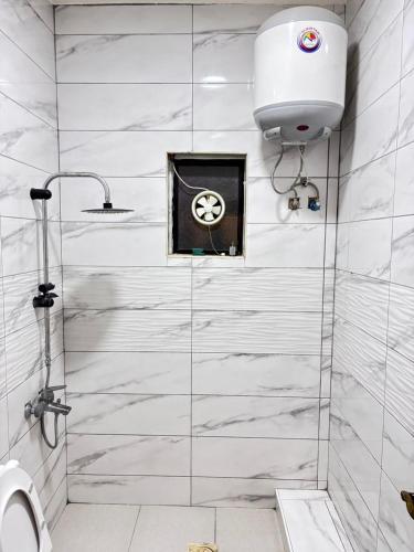 y baño con cabina de ducha y aseo. en Hayat Jerash 2, en Jerash