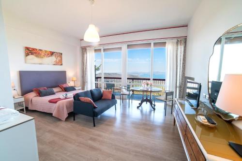 a living room with a couch and a television at Belvedere del Lago in Montefiascone