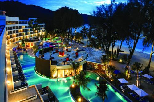 eine Luftansicht eines Resorts in der Nacht in der Unterkunft Hard Rock Hotel Penang in Batu Feringgi