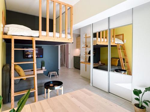 a bedroom with bunk beds and a living room at Studio du faubourg 1 à 3 Personnes in Valence