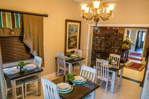 Un comedor con mesa y sillas en Grey Manor Guesthouse, en Potchefstroom